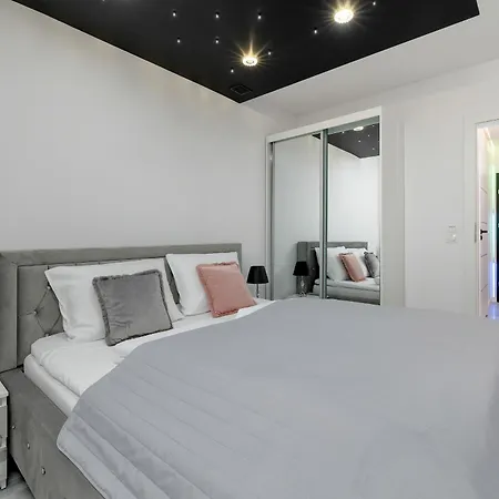 Modern With Private Garden By Renters Prestige شقة