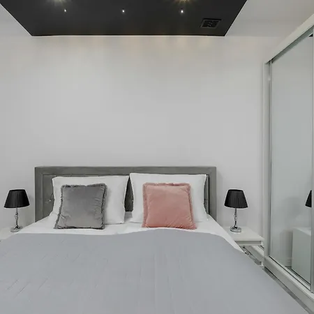 Modern With Private Garden By Renters Prestige *