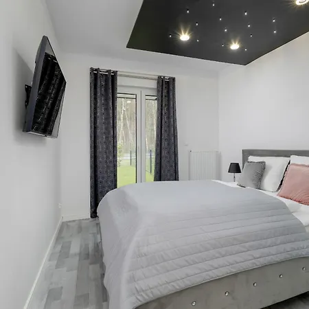 Modern With Private Garden By Renters Prestige شقة