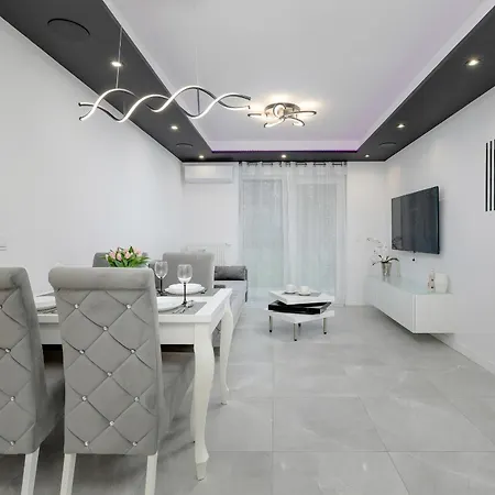 Modern With Private Garden By Renters Prestige شقة مينزفوجة