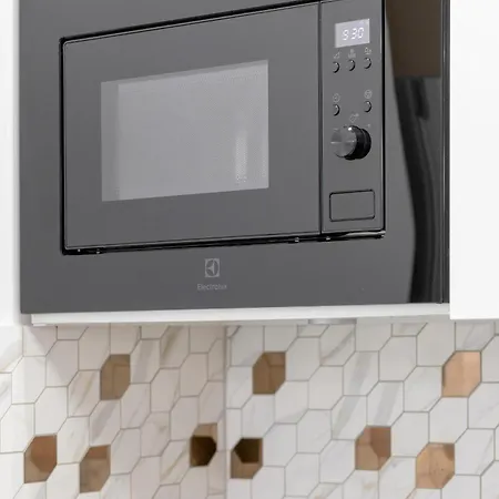 Modern With Private Garden By Renters Prestige شقة