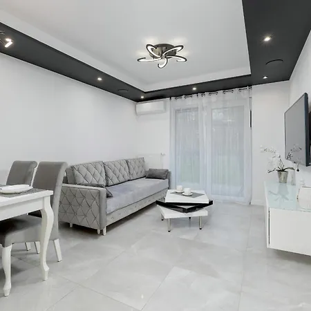 Modern With Private Garden By Renters Prestige شقة