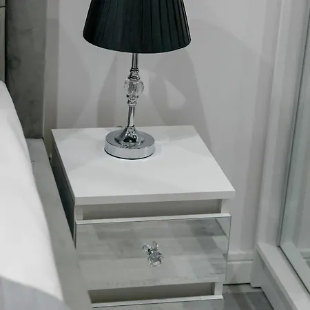 Modern With Private Garden By Renters Prestige مينزفوجة