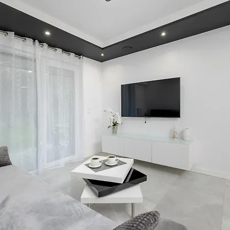 Modern With Private Garden By Renters Prestige شقة *